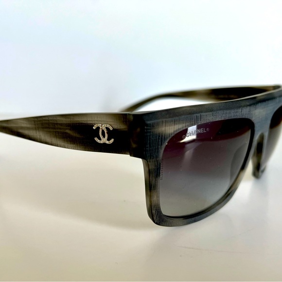 CHANEL CC Logo Sunglasses with quilted hard case - Picture 4 of 14